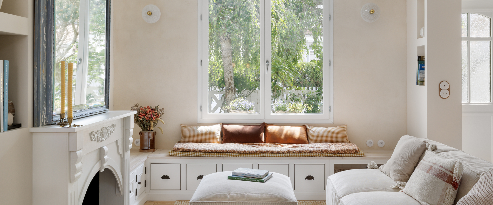 Séjour lumineux et chaleureux d’une maison touquettoise rénovée, avec parquet en bois naturel