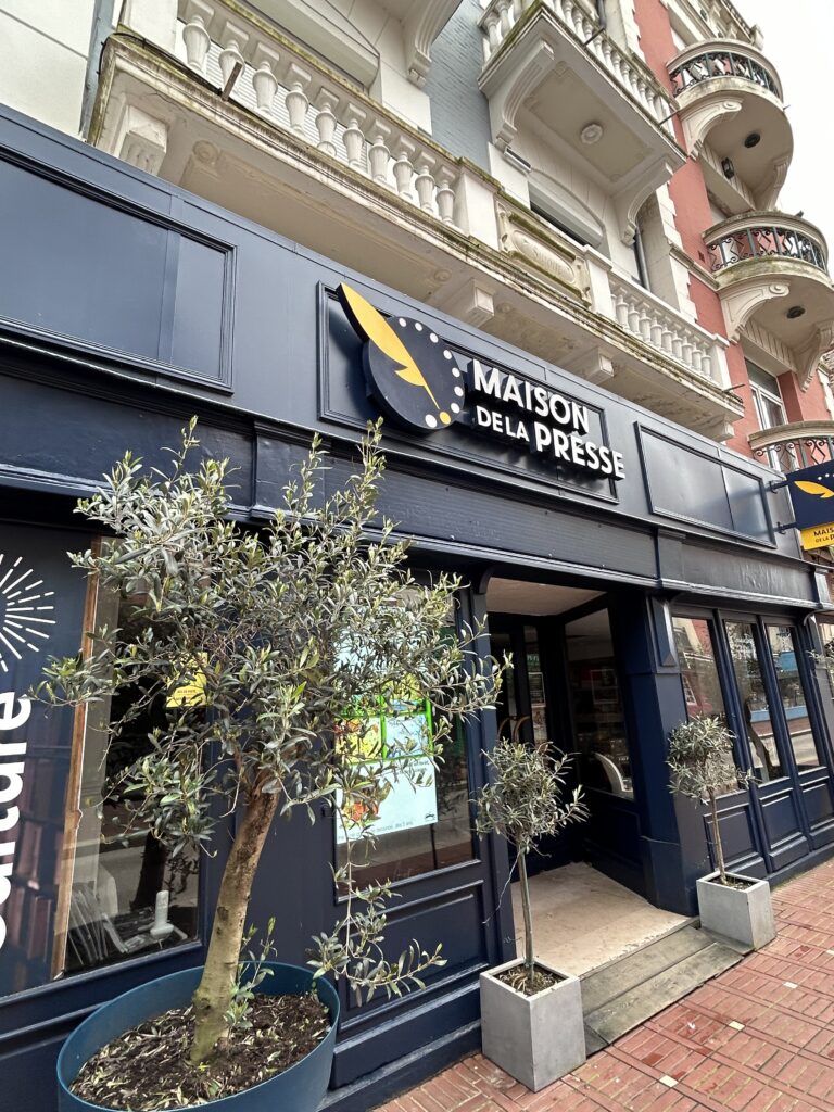 Façade de la Librairie La Touquettoise avec sa vitrine de beaux livres et magazines de déco.