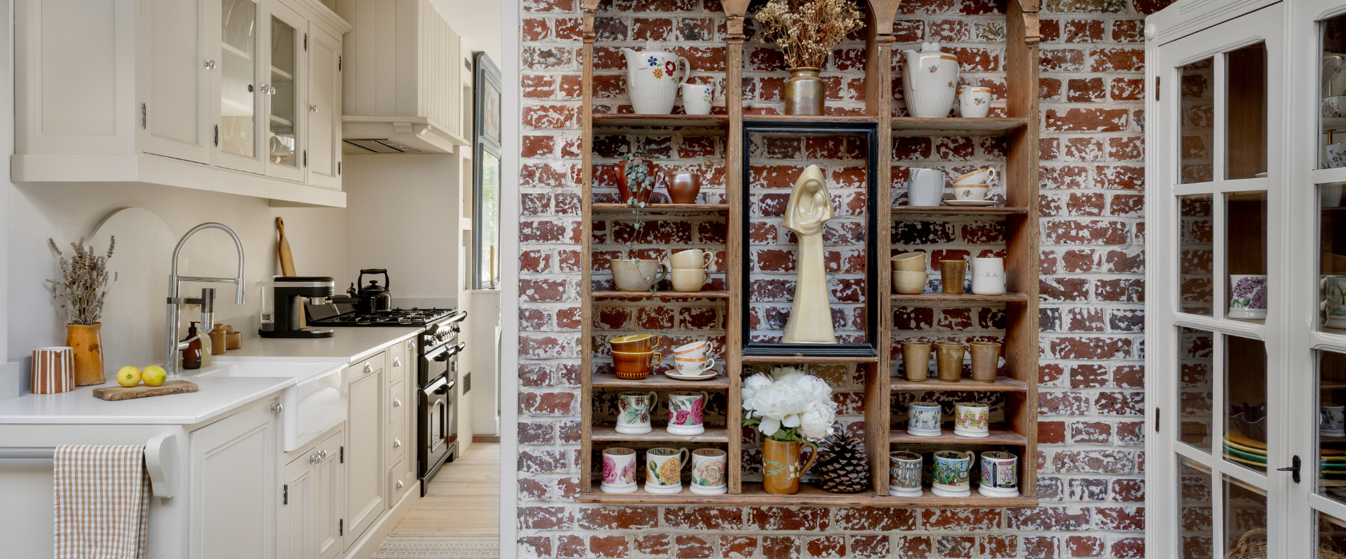 Salle à manger au charme authentique, avec mur en briques d’origine restauré et ancienne étagère de bar détournée en présentoir à mugs, dans une maison de famille au Touquet.