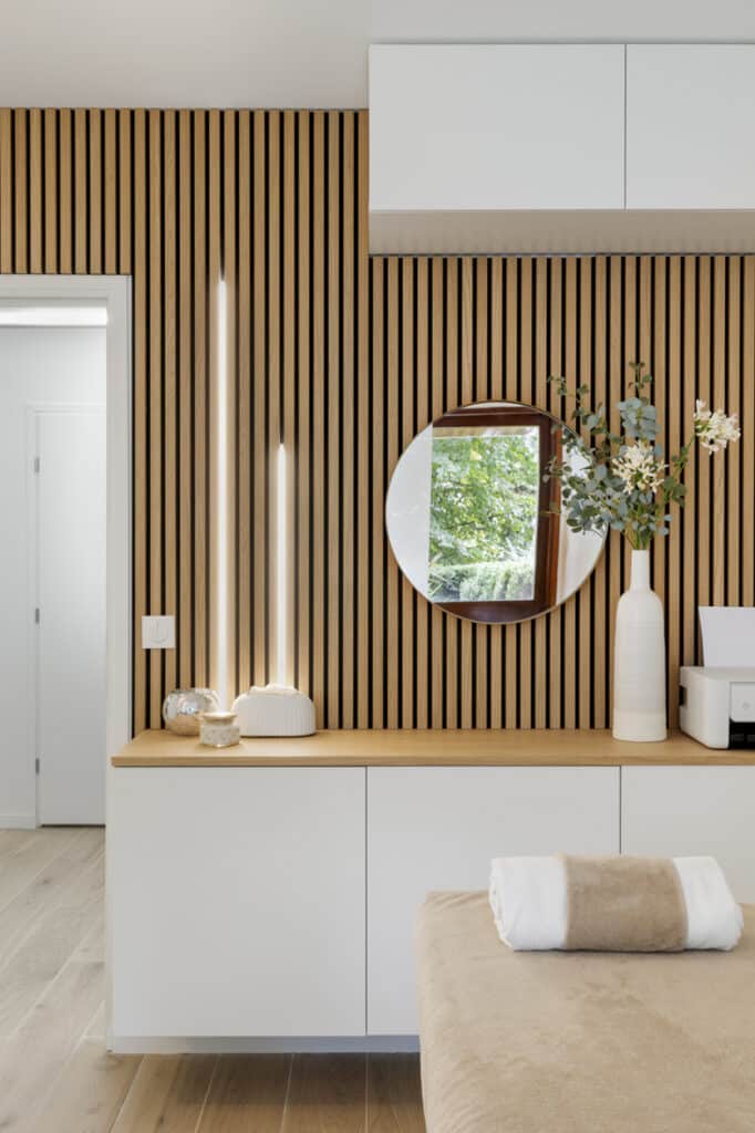 Aménagement intérieur sur mesure avec meuble en bois à tasseaux – projet Florentin
