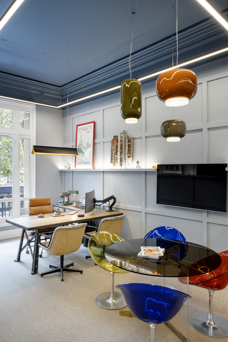 Bureau d’associé avec espace de réunion et suspensions Chouchin colorées, projet Ternes à Paris