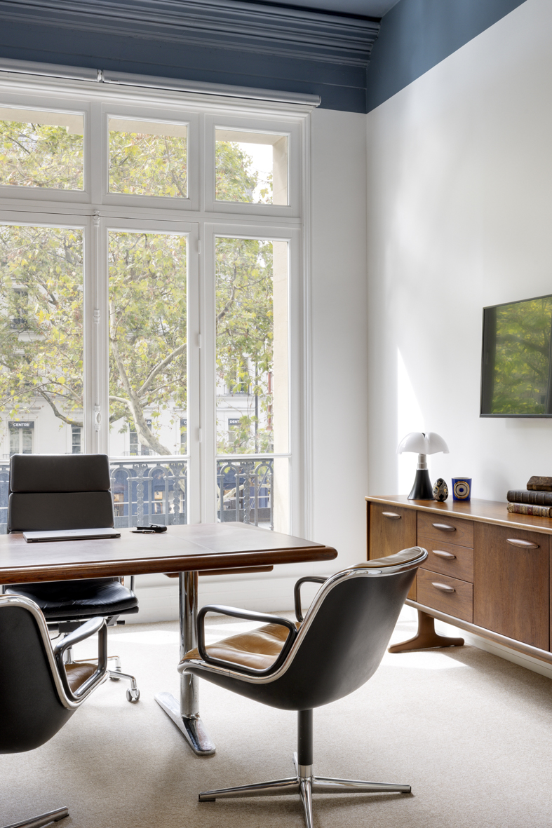 Bureau d’associé avec bureau Executive de Warren Platner et fauteuils Executive de Charles Pollock pour Knoll, projet Ternes à Paris