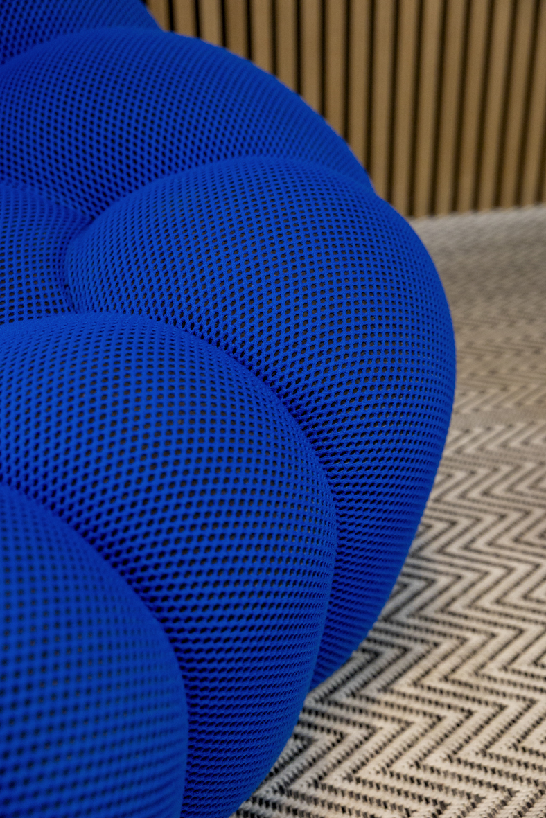 Détail de la texture du canapé Bubble bleu de Sacha Lakic pour Roche Bobois, projet Ternes à Paris