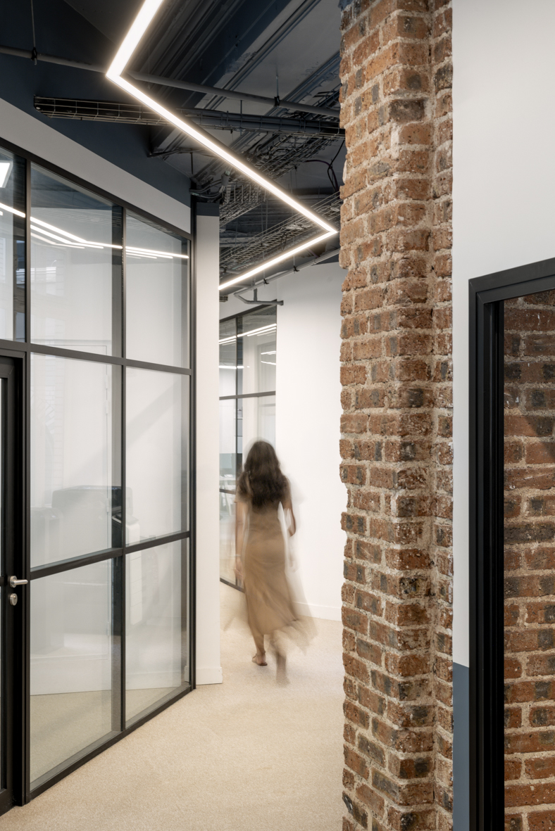 Ligne lumineuse LED guidant les circulations des bureaux du projet Ternes à Paris