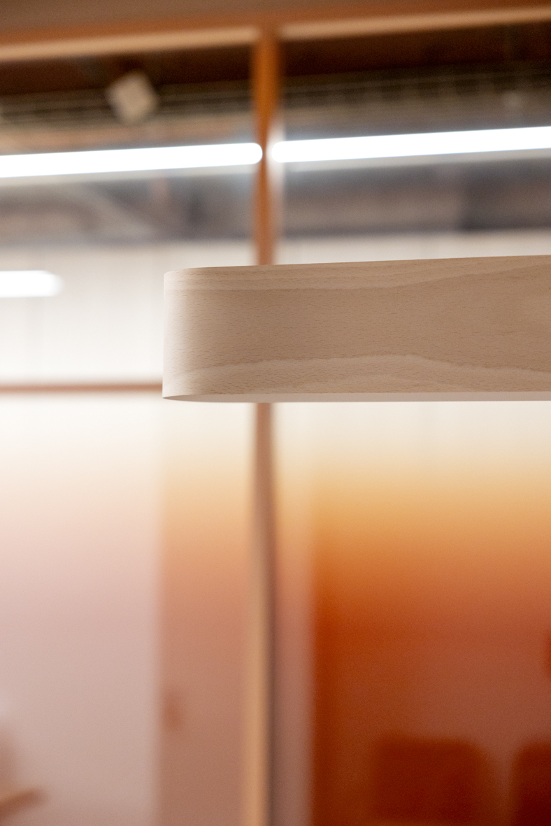 Détail de la suspension Club en bois naturel dans une salle de réunion, projet Ternes à Paris