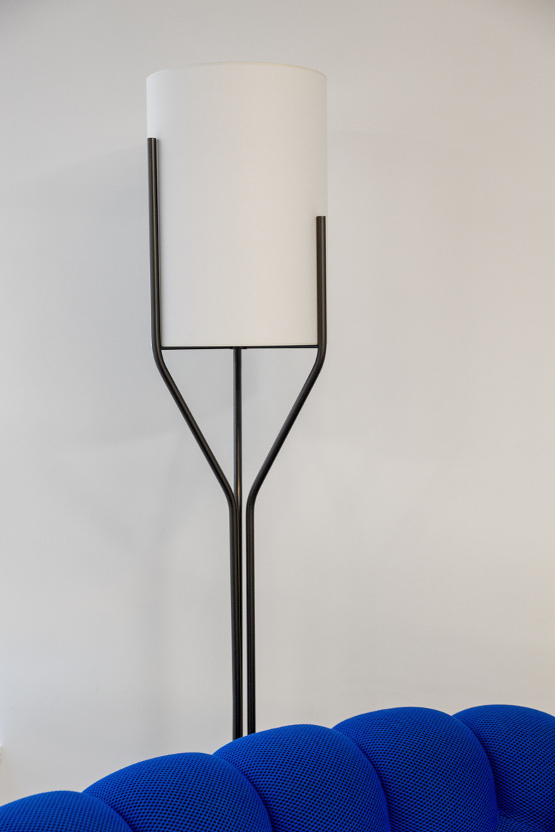 Lampadaire Arborescence XXL dans l’espace d’accueil du projet Ternes