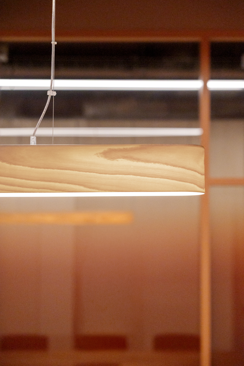 Suspension Club en bois naturel dans une salle de réunion du projet Ternes