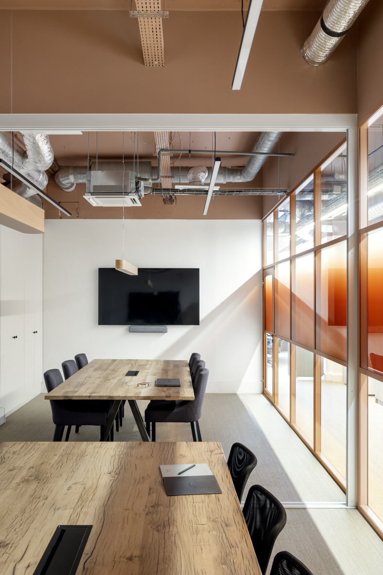 Salle de réunion du projet Ternes avec suspension Club en bois naturel