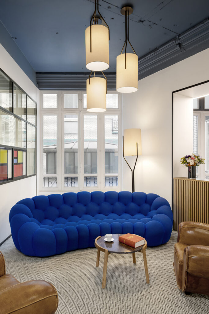 Salon d’attente et comptoir d’accueil sur mesure du projet Ternes à Paris