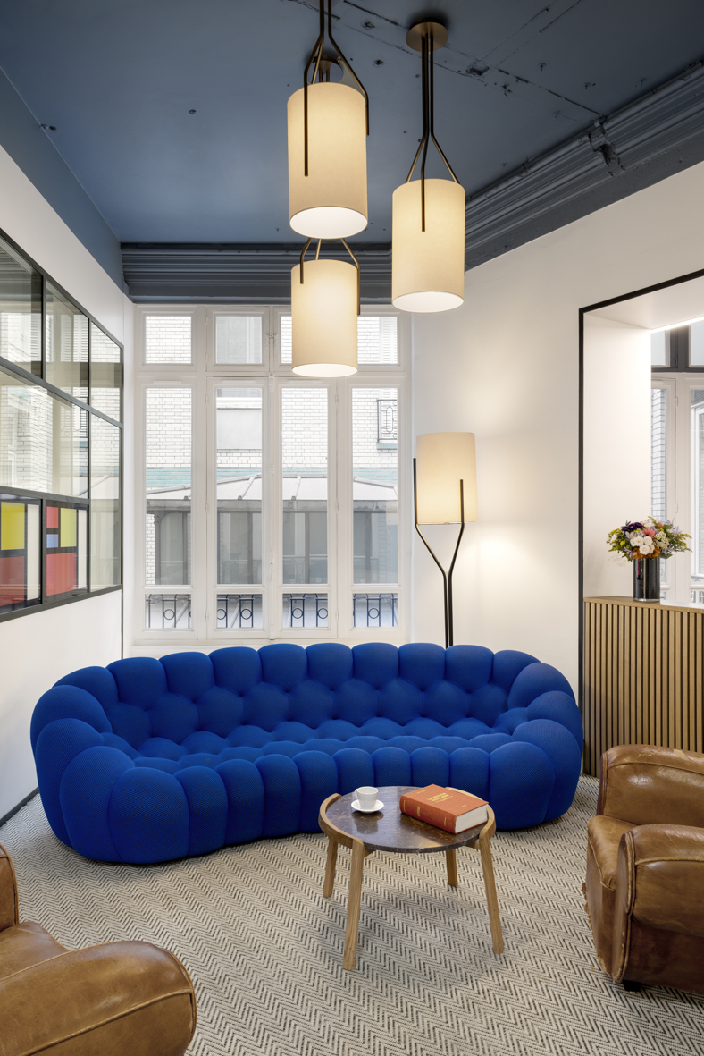 Salon d’attente et comptoir d’accueil sur mesure du projet Ternes à Paris