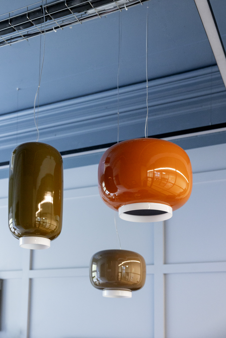 Suspensions Chouchin 1 orange, Chouchin 2 verte et Chouchin 3 grise dans un bureau d’associé, projet Ternes à Paris