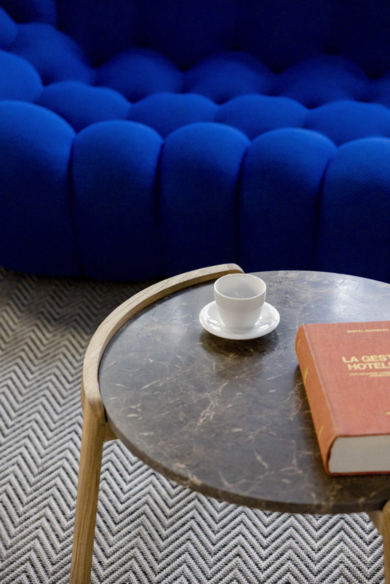 Table basse Mix de Bolia devant le canapé Bubble de Sacha Lakic pour Roche Bobois, projet Ternes à Paris