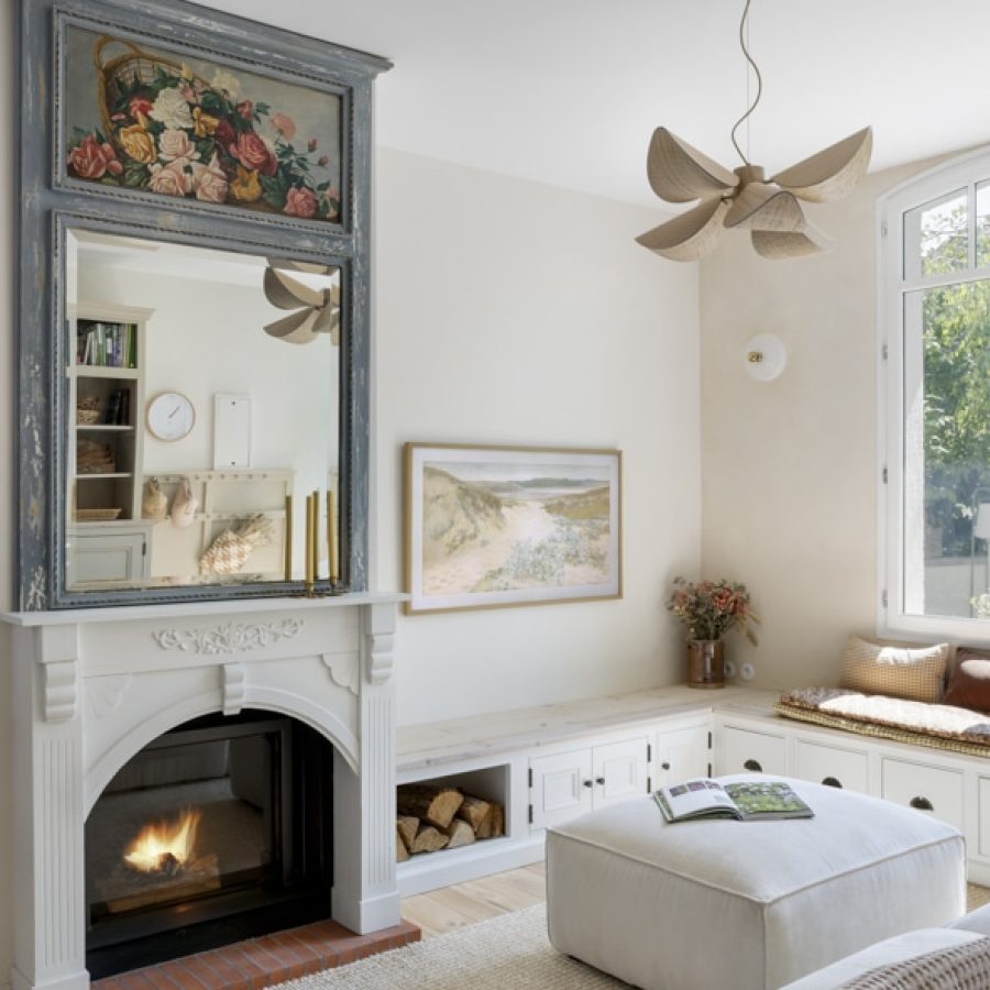 Cheminée centrale en briques rouges et bois , conçue dans le respect du charme d’origine, apportant chaleur et authenticité au salon.